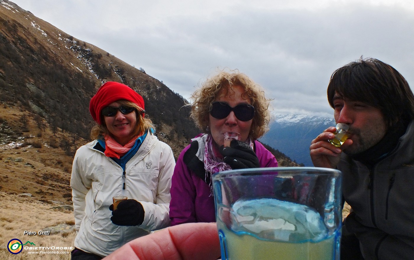 71 Un bicchierino di liquore al ginepro per riscaldarci.JPG